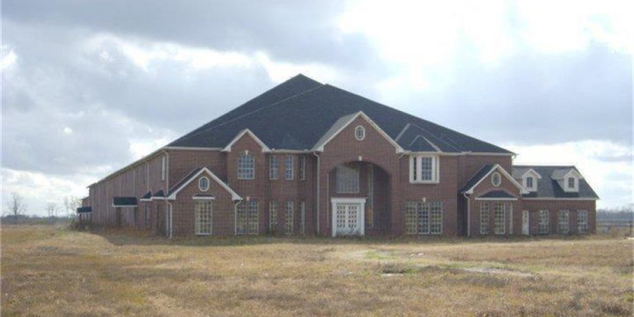 No One Wants to Buy This 55-Bed, 55-Bath, $3.5 Million House in Texas