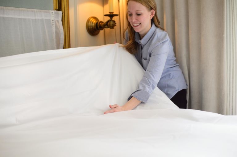 how to make a bed like a hotel housekeeper - hotel maid bed-making how to make a bed like a hotel housekeeper - hotel maid bed-making