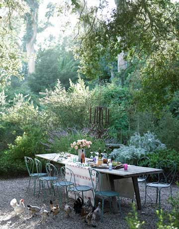 Mille Fleur bantam chickens roam about on a pea-gravel terrace, where Bianchi arranged a spot for entertaining.
