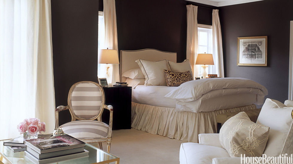 Walls in an Austin, Texas, master bedroom are painted Pratt & Lambert